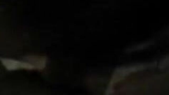 Heisse Vietnamesin blaest und reitet