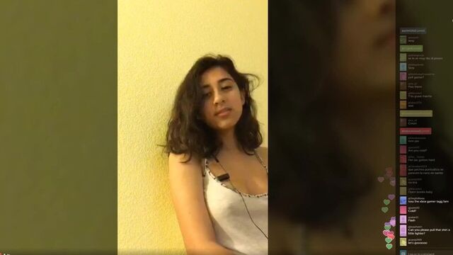 PERISCOPE GAMER GIRL WITH NO BRA (NON NUDE VIDEO)