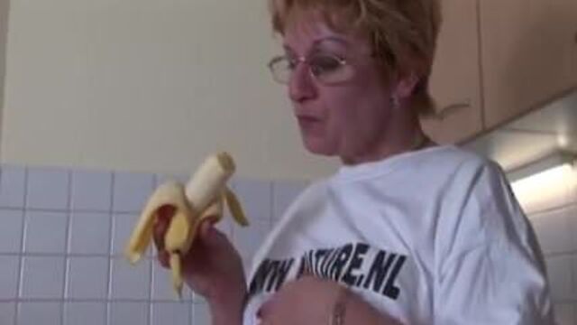 MATURE MABEL MASTURBATING