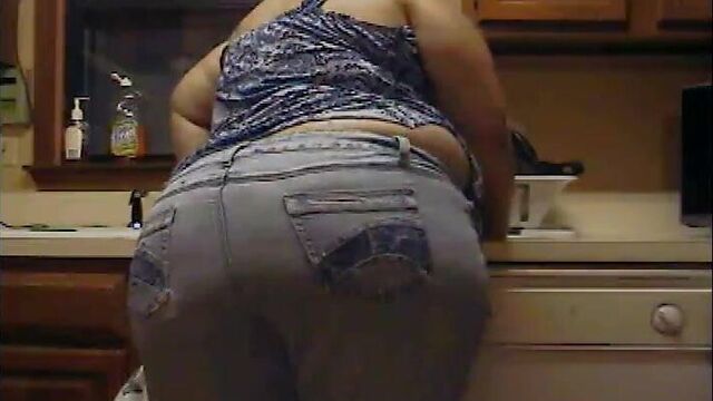 FAT ASS BBW RIPS HUGE FART IN HER JEANS