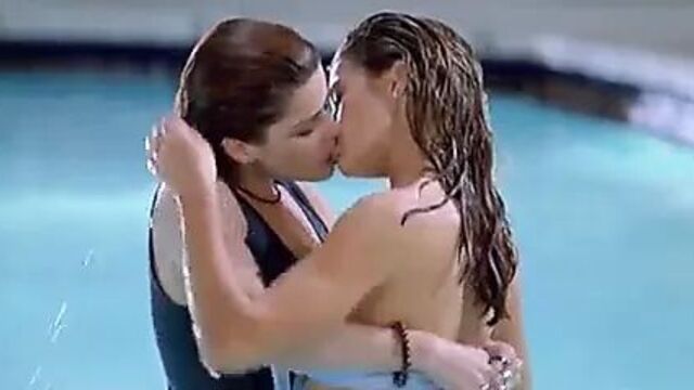 Denise Richards Nude Kissing Neve Campbell