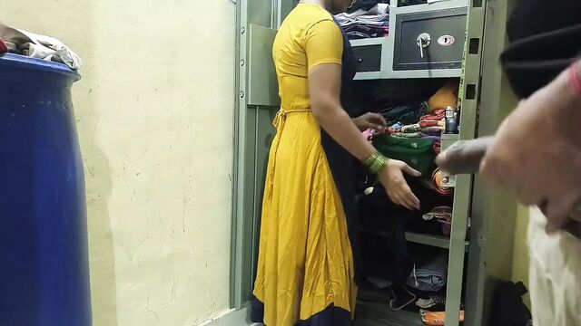 Kam karne wali nukarini ko malik ne pela