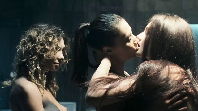 Return to House on Haunted Hill, Alternate Lesbian Scene