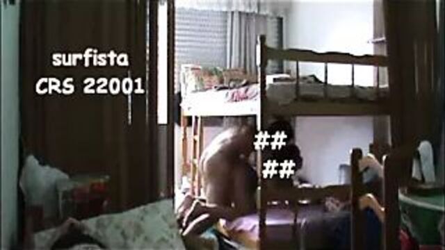 Comendo a namorada e a amiga dela dormindo ao lado