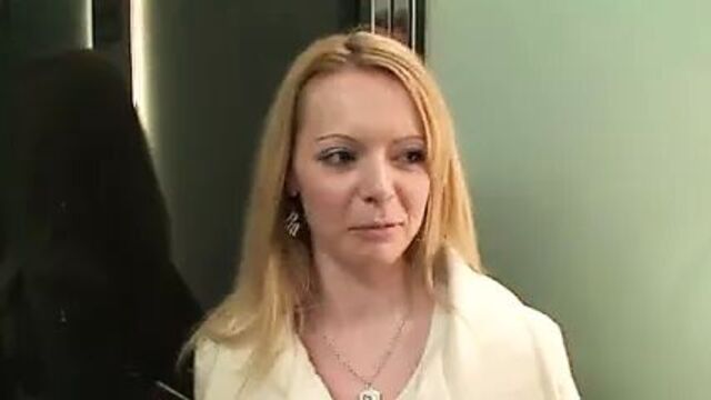 Blond British Escort in Hotel