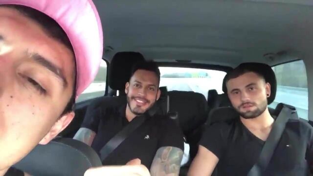 Auto amigo haciendose la paja viktor rom